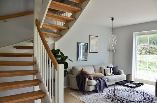 Comment rendre un escalier en bois plus moderne ?